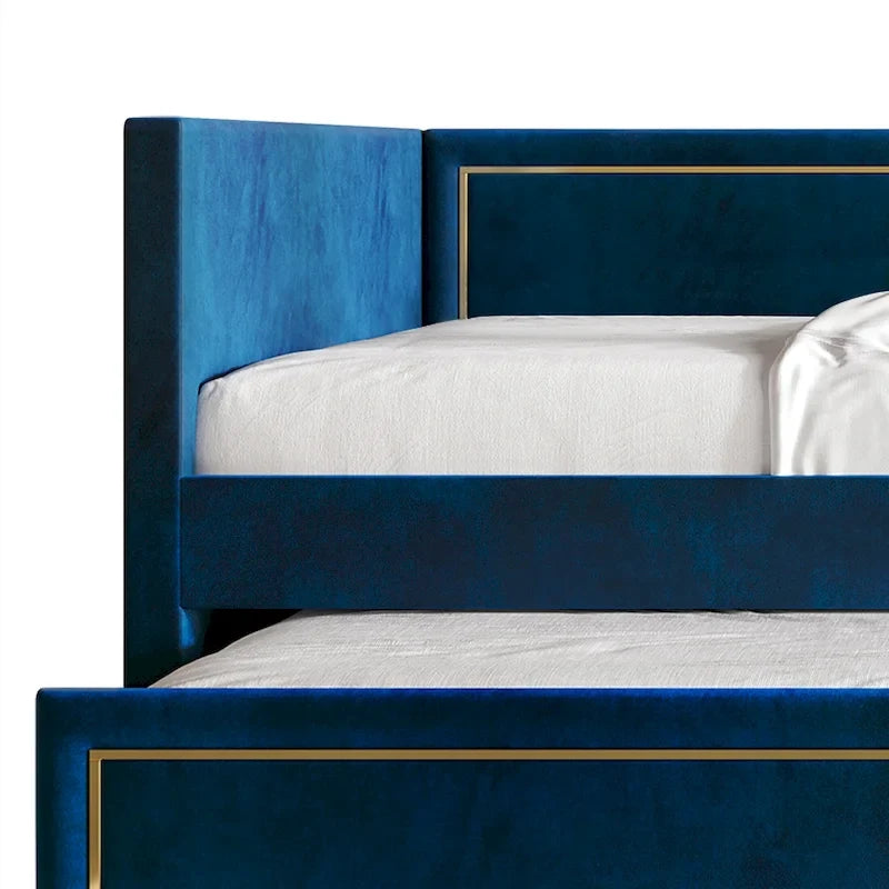 Divanetto letto singolo imbottito in velluto con letto estraibile e dettagli a pannelli in similpelle dorata