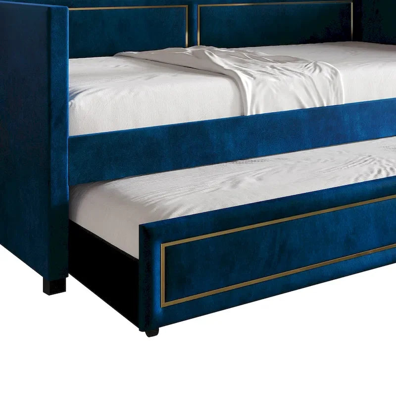 Divanetto letto singolo imbottito in velluto con letto estraibile e dettagli a pannelli in similpelle dorata